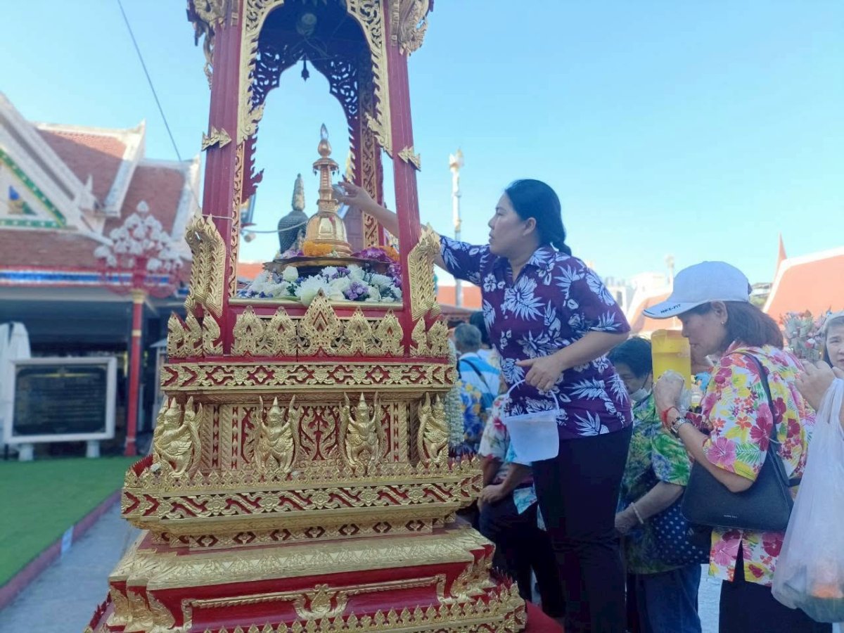 กิจกรรมสรงน้ำพระและรดน้ำดำหัวผู้สูงอายุเนื่องในประเพณีสงกรานต์กับชุมชน