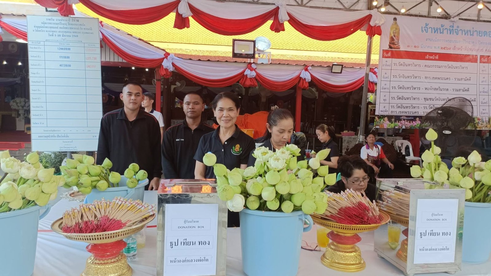 นำนักศึกษาเข้าร่วมกิจกรรมจิตอาสาจำหน่ายดอกไม้ ธูปเทียน ในงานประจำปี ครั้งที่ 98