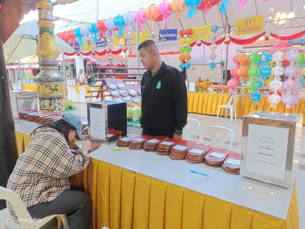 นำนักศึกษาเข้าร่วมกิจกรรมจิตอาสาจำหน่ายดอกไม้ ธูปเทียน ในงานประจำปี ครั้งที่ 98