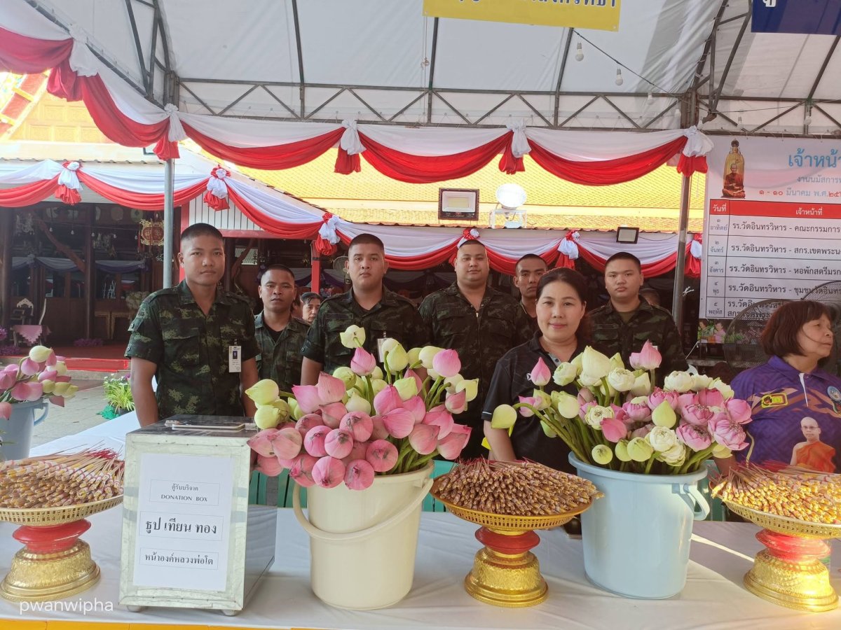 นำนักศึกษาเข้าร่วมกิจกรรมจิตอาสาจำหน่ายดอกไม้ ธูปเทียน ในงานประจำปี ครั้งที่ 98