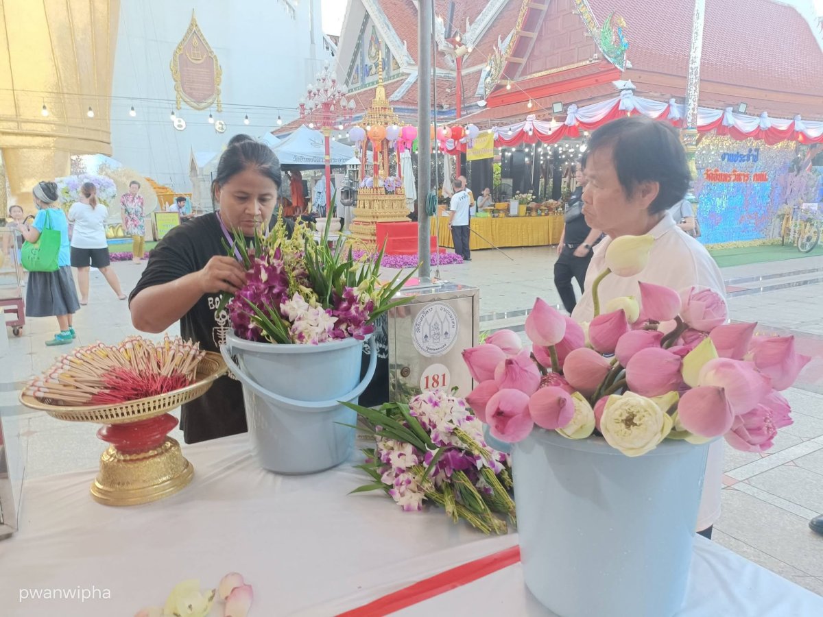 นำนักศึกษาเข้าร่วมกิจกรรมจิตอาสาจำหน่ายดอกไม้ ธูปเทียน ในงานประจำปี ครั้งที่ 98