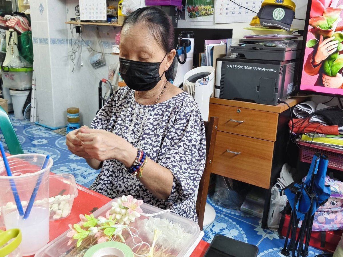 กิจกรรมวิชาชีพ หลักสูตรวิชาเครื่องประดับจากกระดาษทิชชู (9 ชั่วโมง)