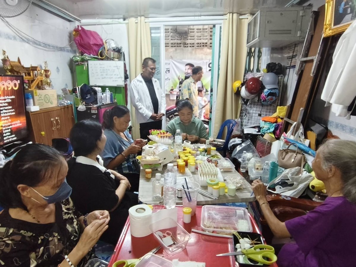 กิจกรรมวิชาชีพ หลักสูตรวิชาเครื่องประดับจากกระดาษทิชชู (9 ชั่วโมง)